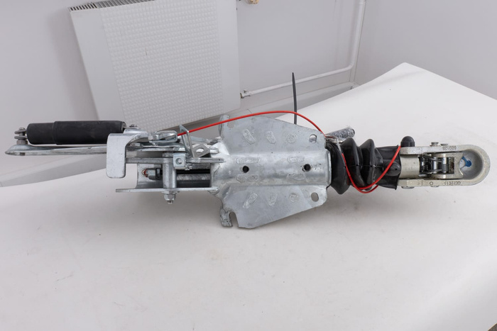 Nájezdové zařízení OUTLET KNOTT KF27B s tažným zařízením K27A pro přívěs o hmotnosti 2700 kg s ojí typu V