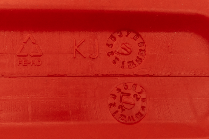 5l plastový kanystr HERMON s trychtýřem, červený