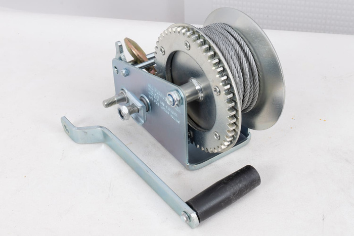 Ruční naviják pro přívěs KNOTT 1135 kg s ocelovým lanem