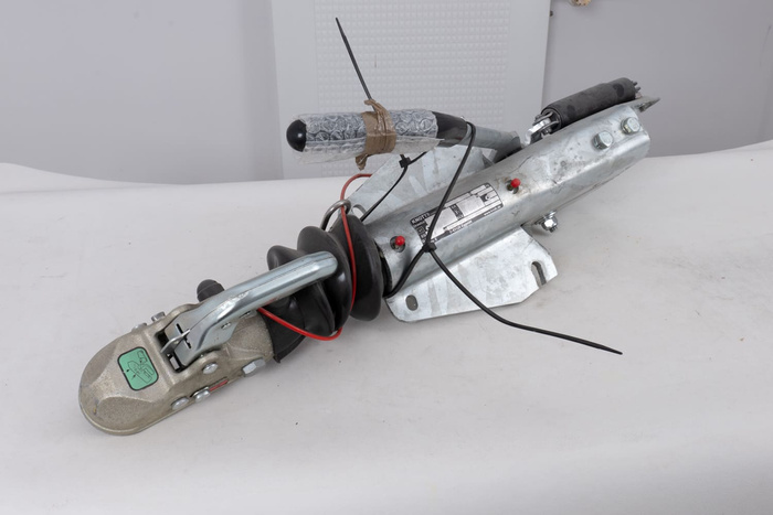 Nájezdové zařízení OUTLET KNOTT KF27B s tažným zařízením K27A pro přívěs o hmotnosti 2700 kg s ojí typu V