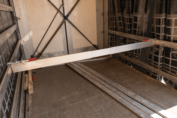 UNITRAILER boční nosník pro zajištění nákladu 2400-2700 mm