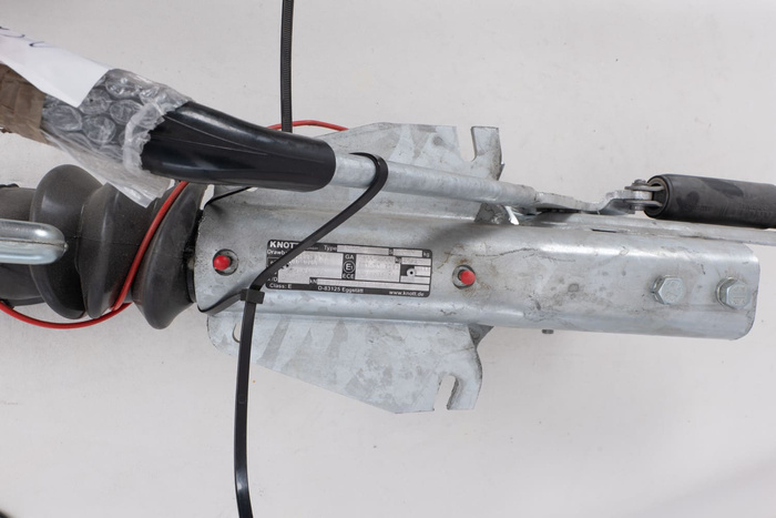 Nájezdové zařízení OUTLET KNOTT KF27B s tažným zařízením K27A pro přívěs o hmotnosti 2700 kg s ojí typu V