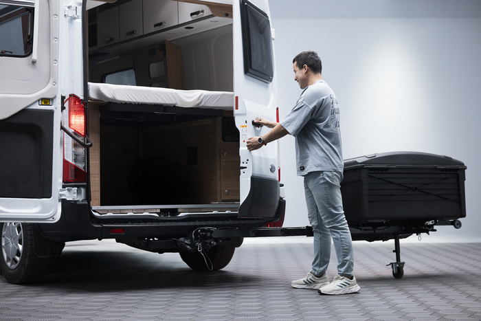 Tažné zařízení Camper Alpha černé LED (dlouhé) - box na zavazadla montovaný na tažné zařízení