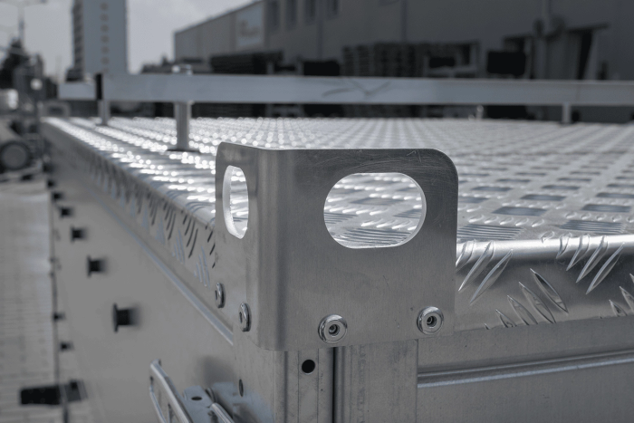 Lehký přívěs na pružinách 200x125 UNITRAILER GARDEN 201/R KIPP s bočnicemi BIS a hliníkovou plachtou