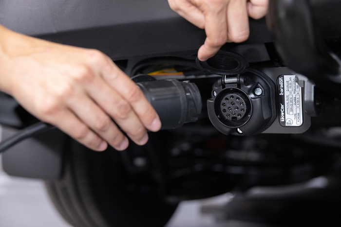 Tažné zařízení Camper Alpha černé LED (dlouhé) - box na zavazadla montovaný na tažné zařízení