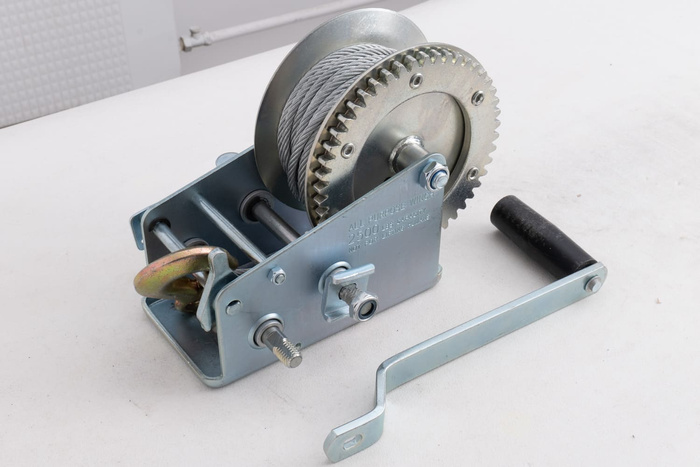 Ruční naviják pro přívěs KNOTT 1135 kg s ocelovým lanem