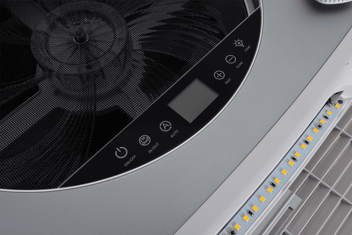 Automatický střešní ventilátor PUNDMANN PLUS FAN pro obytné vozy s osvětlením, roleta 400×400 mm