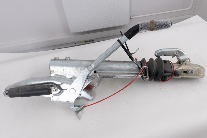 Nájezdové zařízení OUTLET KNOTT KF27B s tažným zařízením K27A pro přívěs o hmotnosti 2700 kg s ojí typu V