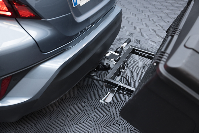 Tažné zařízení Alpha urban black - box na zavazadla montovaný na tažné zařízení