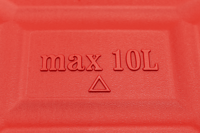 10litrový plastový kanystr HERMON s trychtýřem, červený