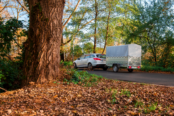 Přívěs Garden Trailer 230 KIPP s BIS bočnicemi, rámem H-800 a šedou plachtou