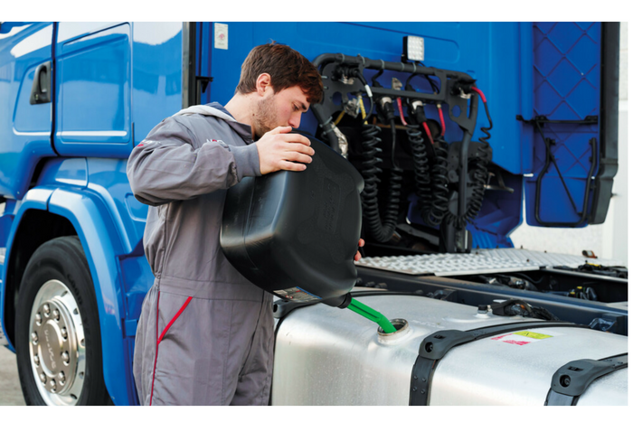 20litrový plastový kanystr LAMPA s trychtýřem