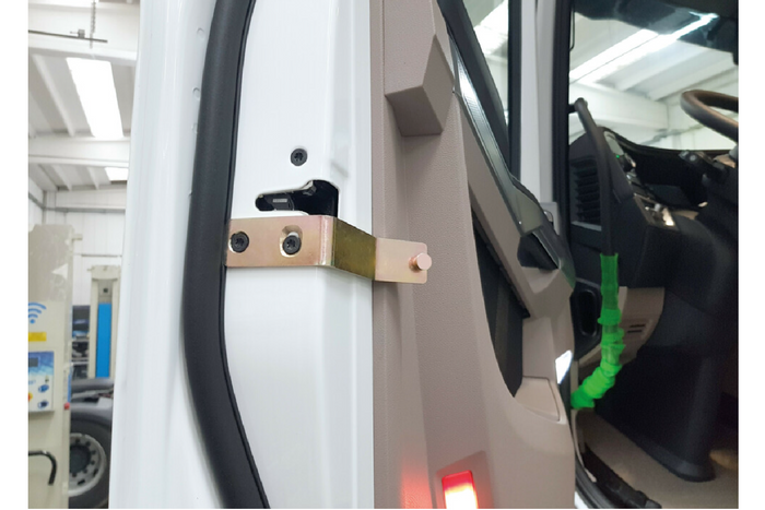 Přídavné zámky dveří kabiny LAMP 97934 pro nákladní vozy DAF